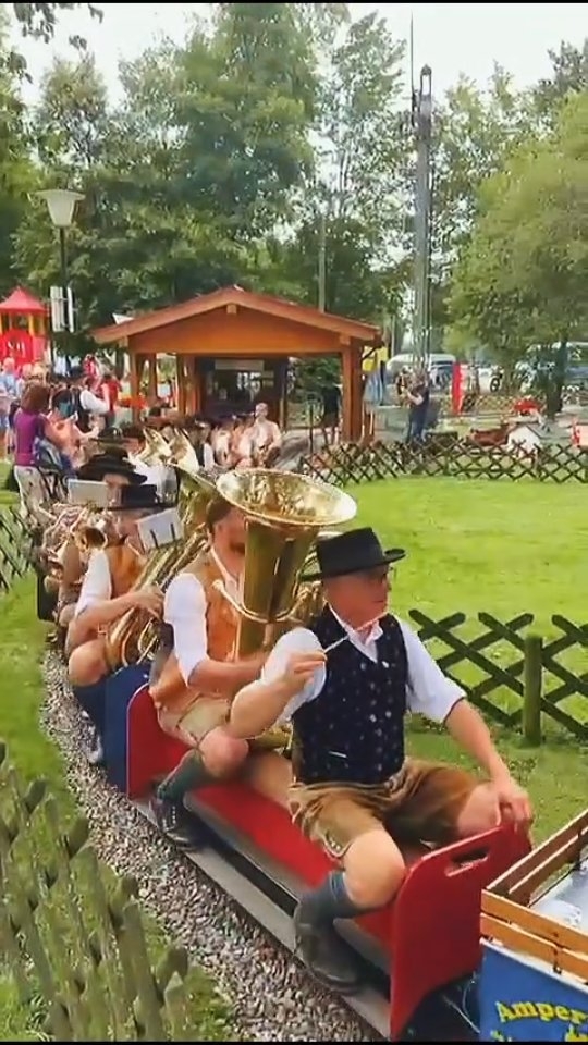 Auf dem Fahrplan der guten Laune am Wochenende: musikalische Umrahmung zum 100-Jährigen @schlossalleebiergarten_haag . Außerplanmäßig fuhr die @ampertalbahn.de sogar mit Extra-Sound — aber trotzdem ...