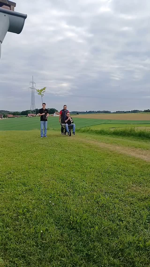 🌳 Baumpflanzchallenge 2025 🌳

Vielen Dank an die @ffw_zolling für die Nominierung zur Baumpflanzchallenge!

Mit musikalischem Einzug und Gesang haben wir heute unseren Baum gepflanzt und gewässert ...